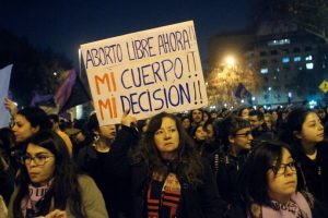 Lee más sobre el artículo Cerca de 15 mil personas marcharon en Santiago en favor del “aborto libre y seguro”